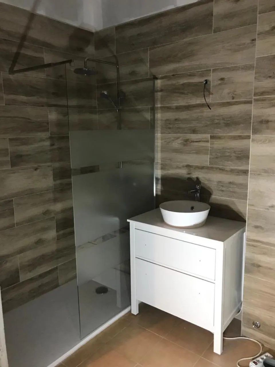 Reforma de baño moderno dentro de proyecto de rehabilitación de vivienda