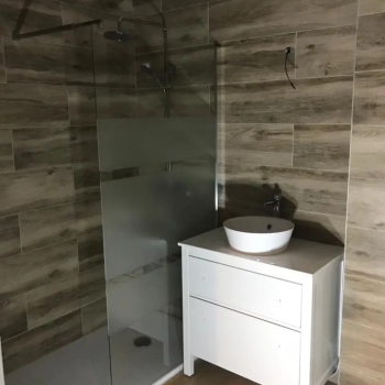 Reforma de baño moderno dentro de proyecto de rehabilitación de vivienda